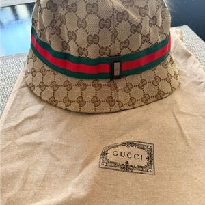 Gucci Beige GG Supreme Canvas Bucket Hat with Green and Red Stripe